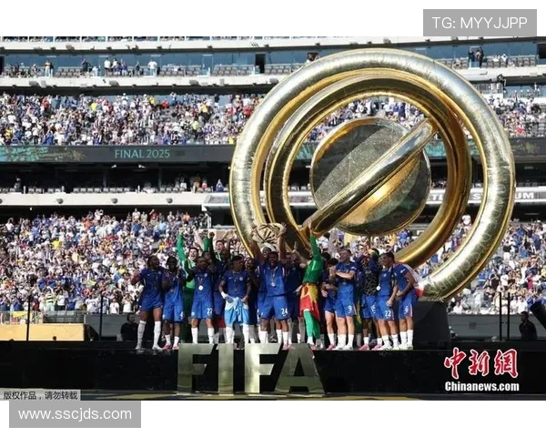 荣耀时刻切尔西赛前里斯詹姆斯捧世俱杯与欧协联奖杯入场激动人心